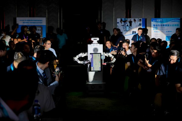 盒马配资 上海六院国家骨科医学中心与清华大学签约，门诊具身机器人亮相